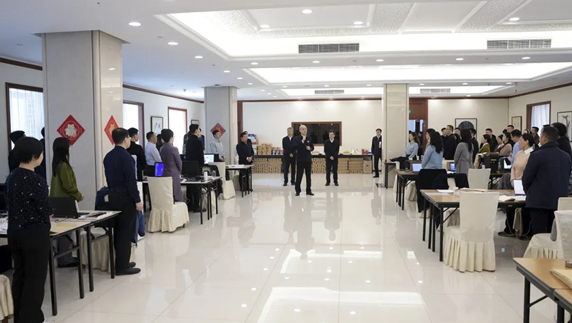 两会审议讨论法院工作报告：人民法院要事事有回音、件件有着落