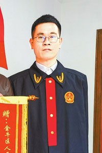 档案材料有多处涂改的沥青工能按时退休吗？