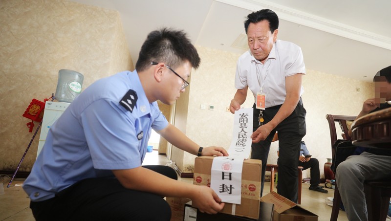 河南安阳：7小时强制腾空“法拍房”